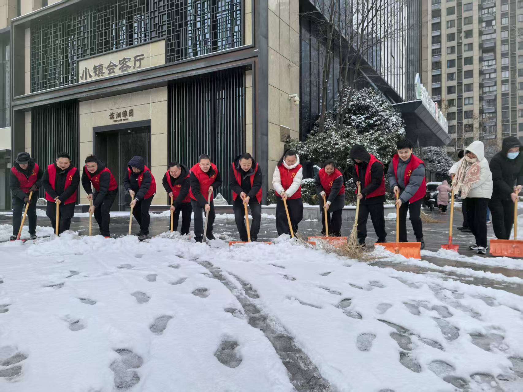 党建引领齐行动 扫雪除冰护流通——省垣市更新集团等三家公司全力包管雪后出行清静
