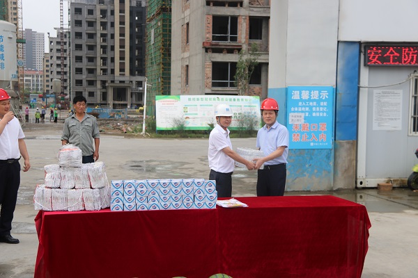 杨晓彬到徽盐地产定远、、泗县项目公司开展高温慰问