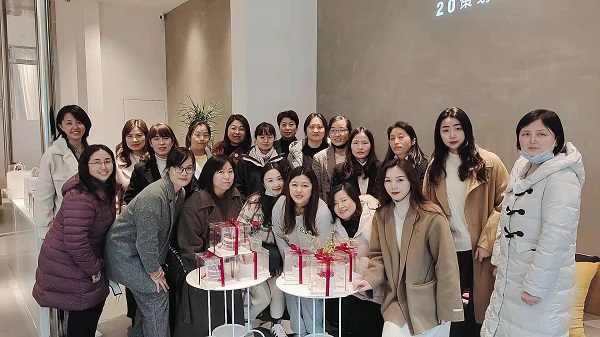 巧手做烘焙，，，甜蜜好时光——地产集团工会举行妇女节主题烘焙活动